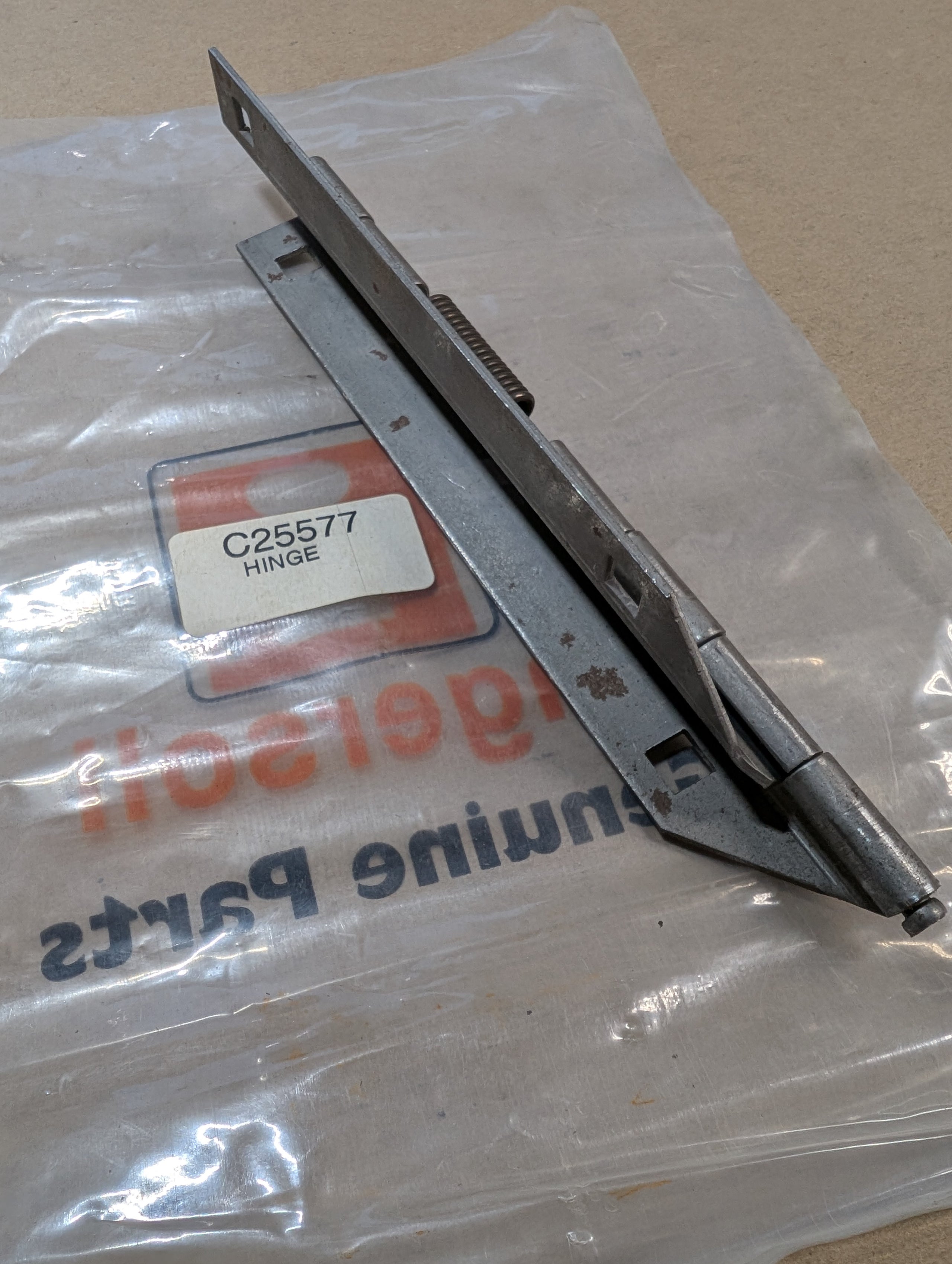 C25577 HINGE; CHUTE C25535 C25578 C25579