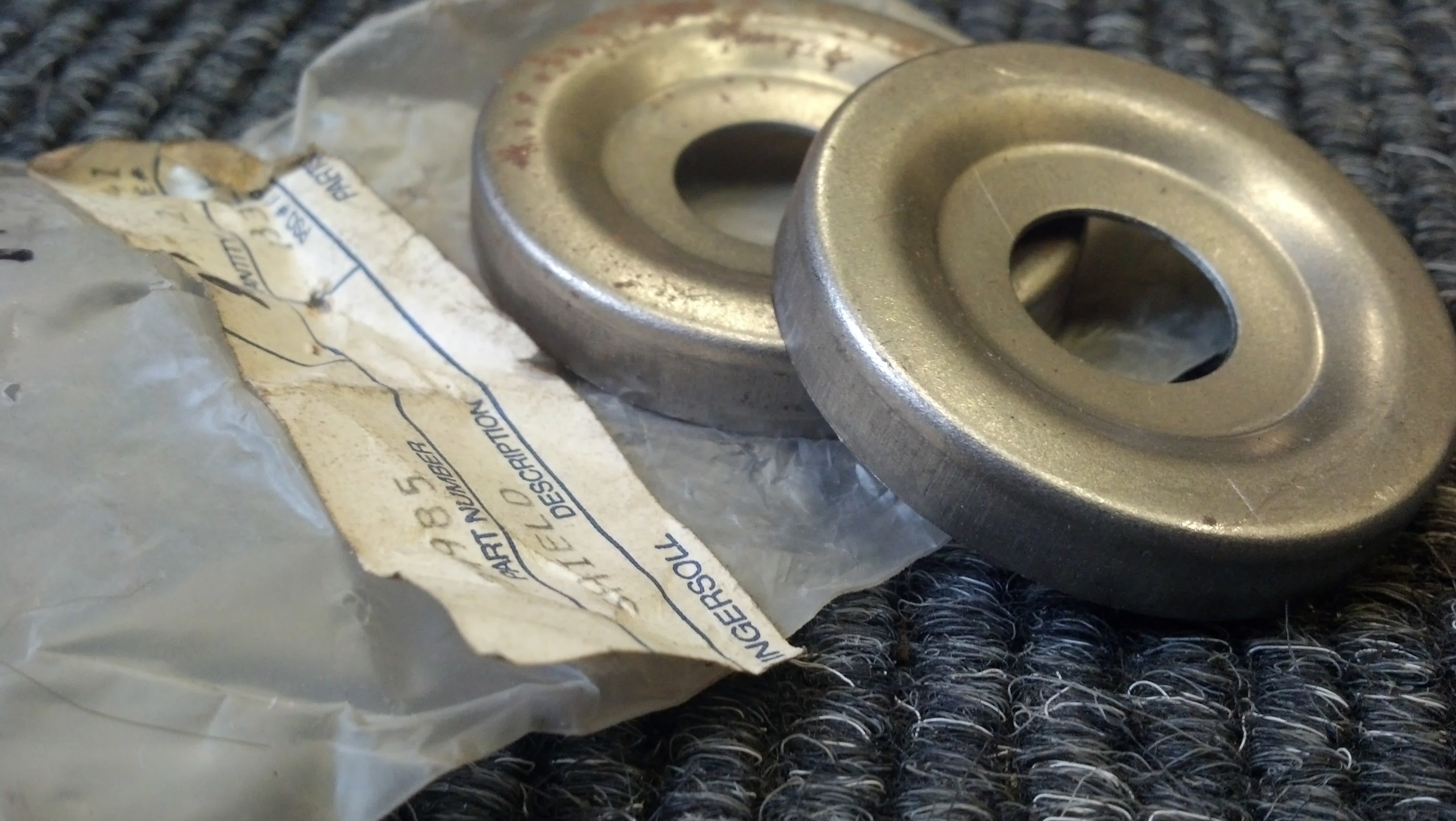 C34985 DUST SHIELD (810; 1212)