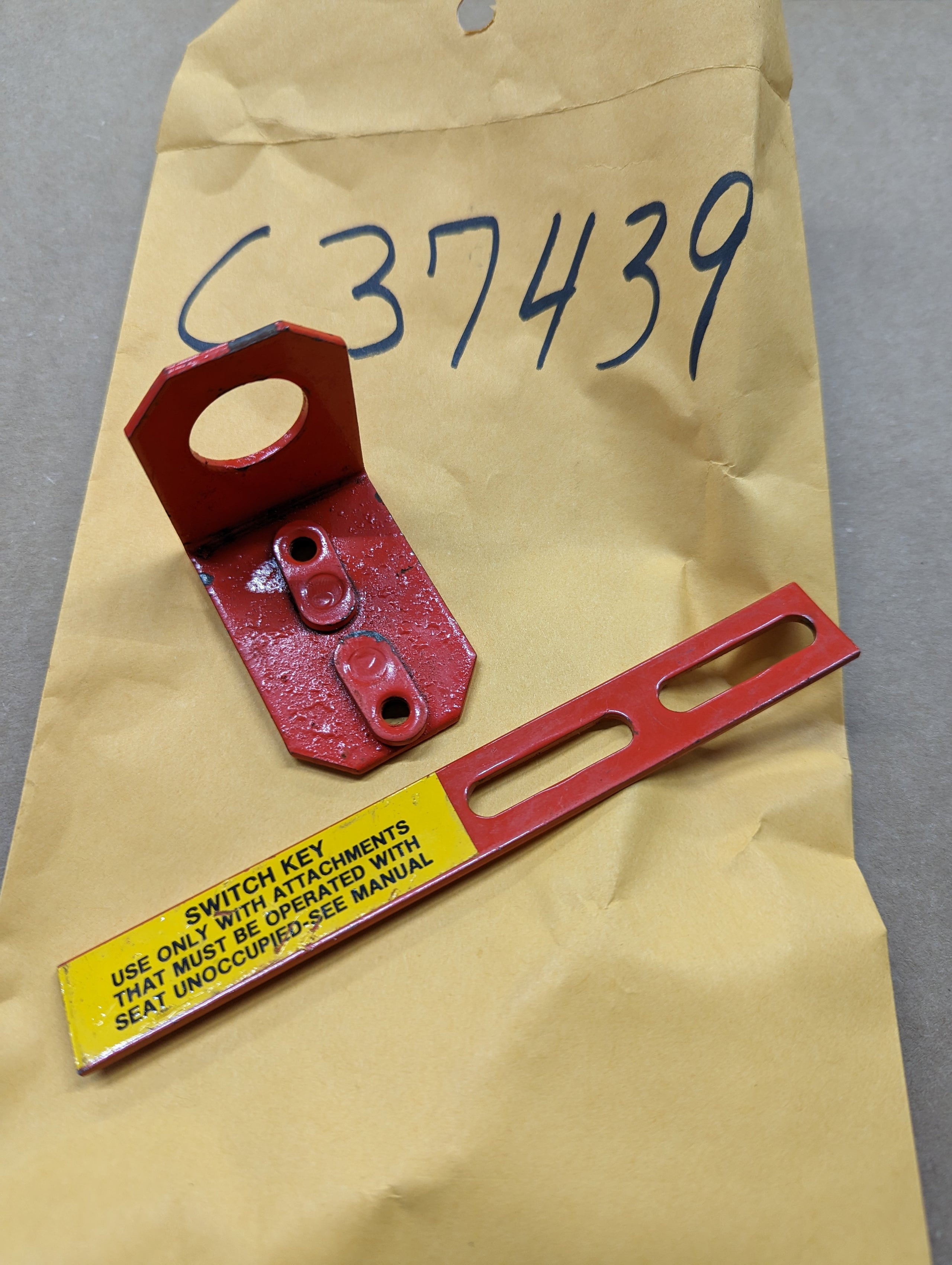 C37439  KEY; FOR OFF SEAT OPERATION