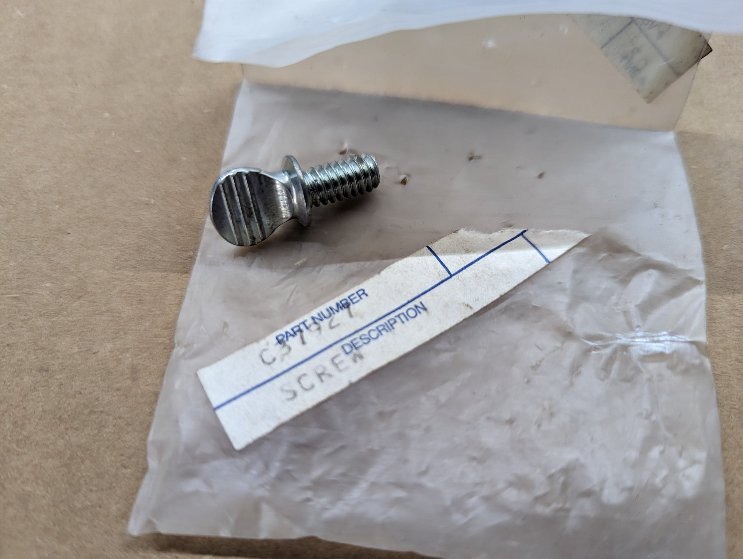 C37927 ( replaces G9006043 ) THUMB SCREW 1/4-20x1/2