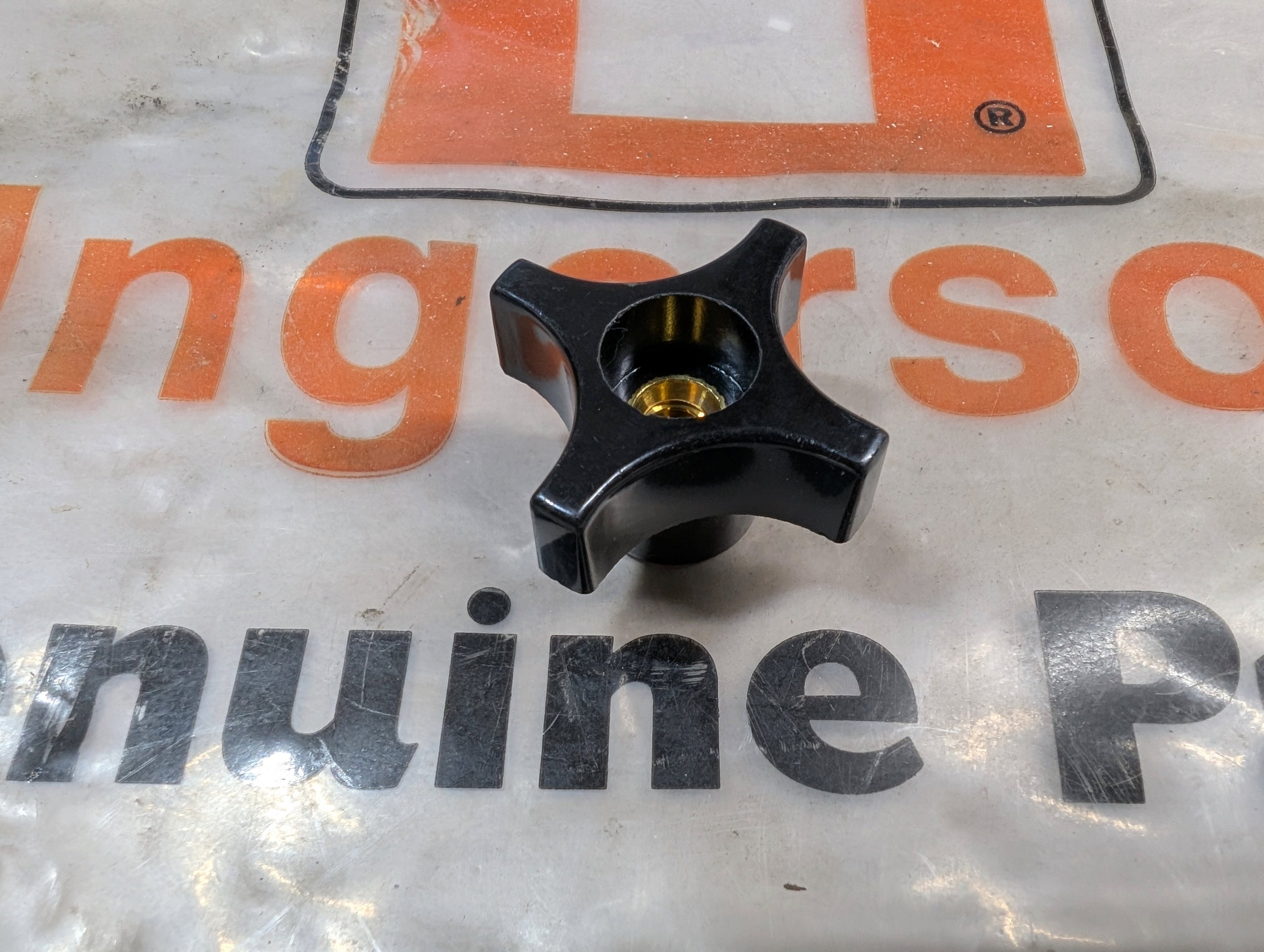 C43438 ( replaces G9021127 ) KNOB - SEAT 5/16-18 FMTHD