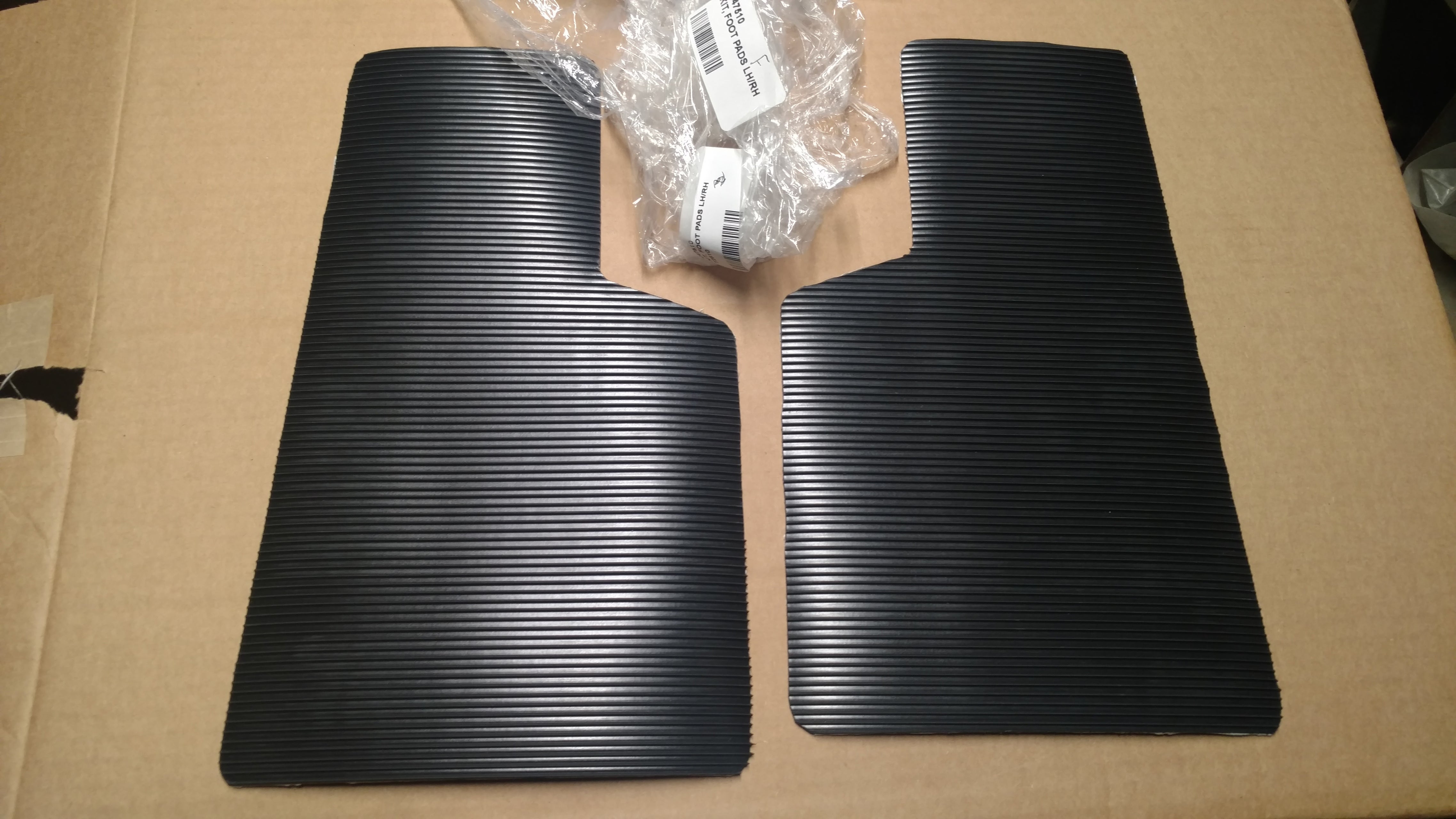 C47510 KIT - FOOT PADS LH&RH 3000 - 4000 SERIES C37140 C37141