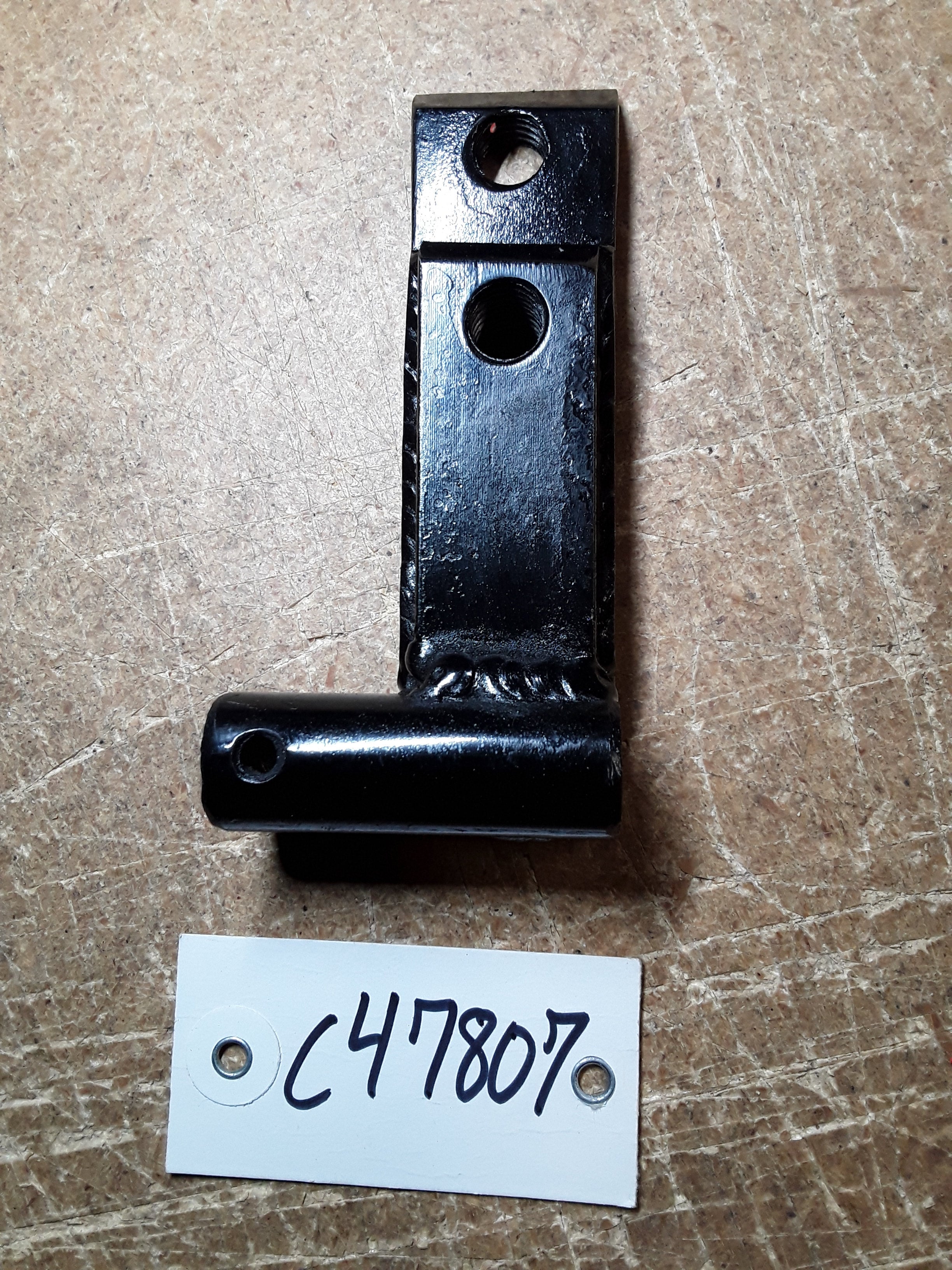 C47807 RH BRACKET SLEEVE HITCH FOR WEBBED AXLES