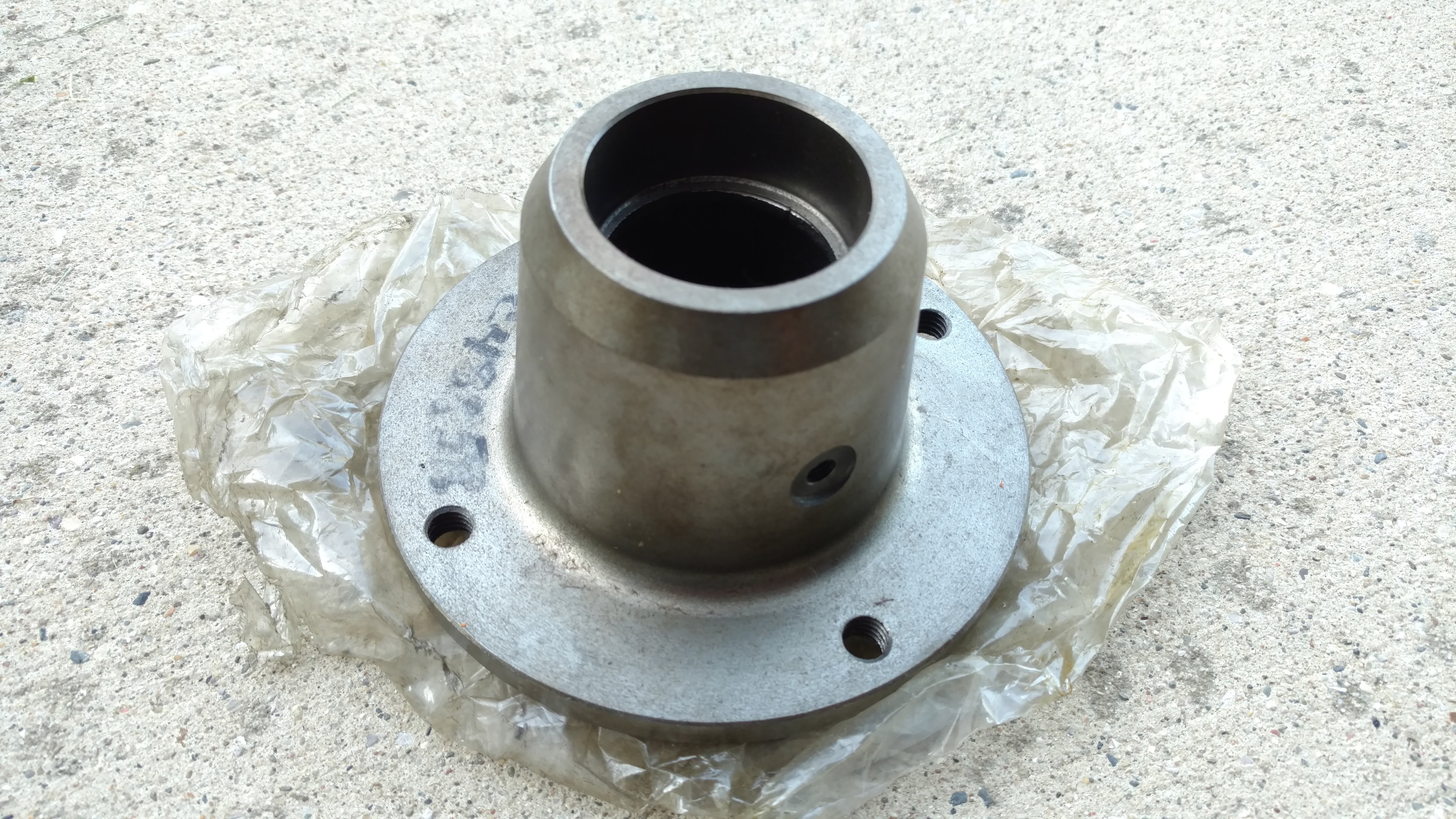 C48558 HOUSING HUB - MOWER DECK C43846