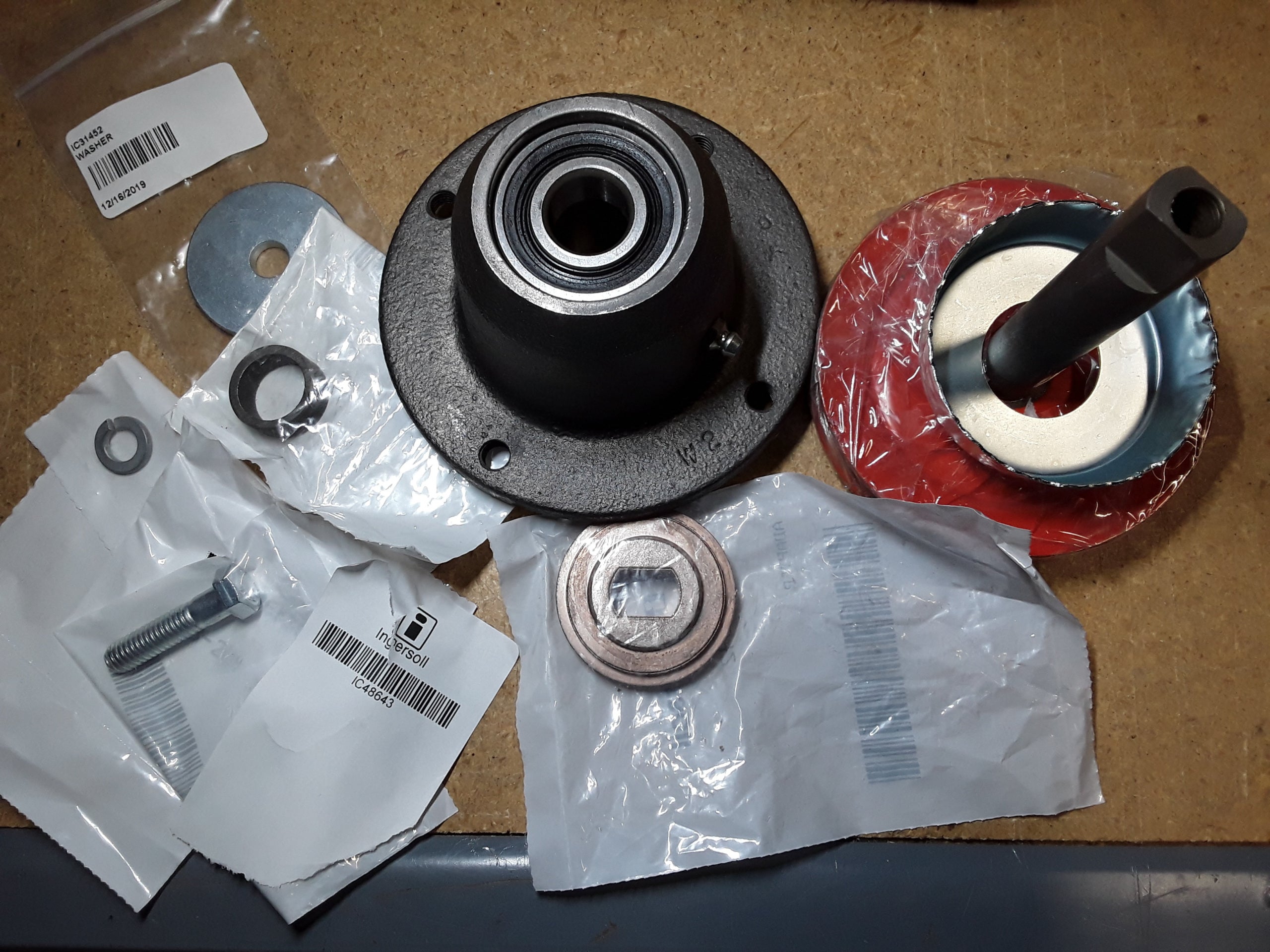 C48643 - SPINDLE ASSY-RM44/48-NO BLADE C31566