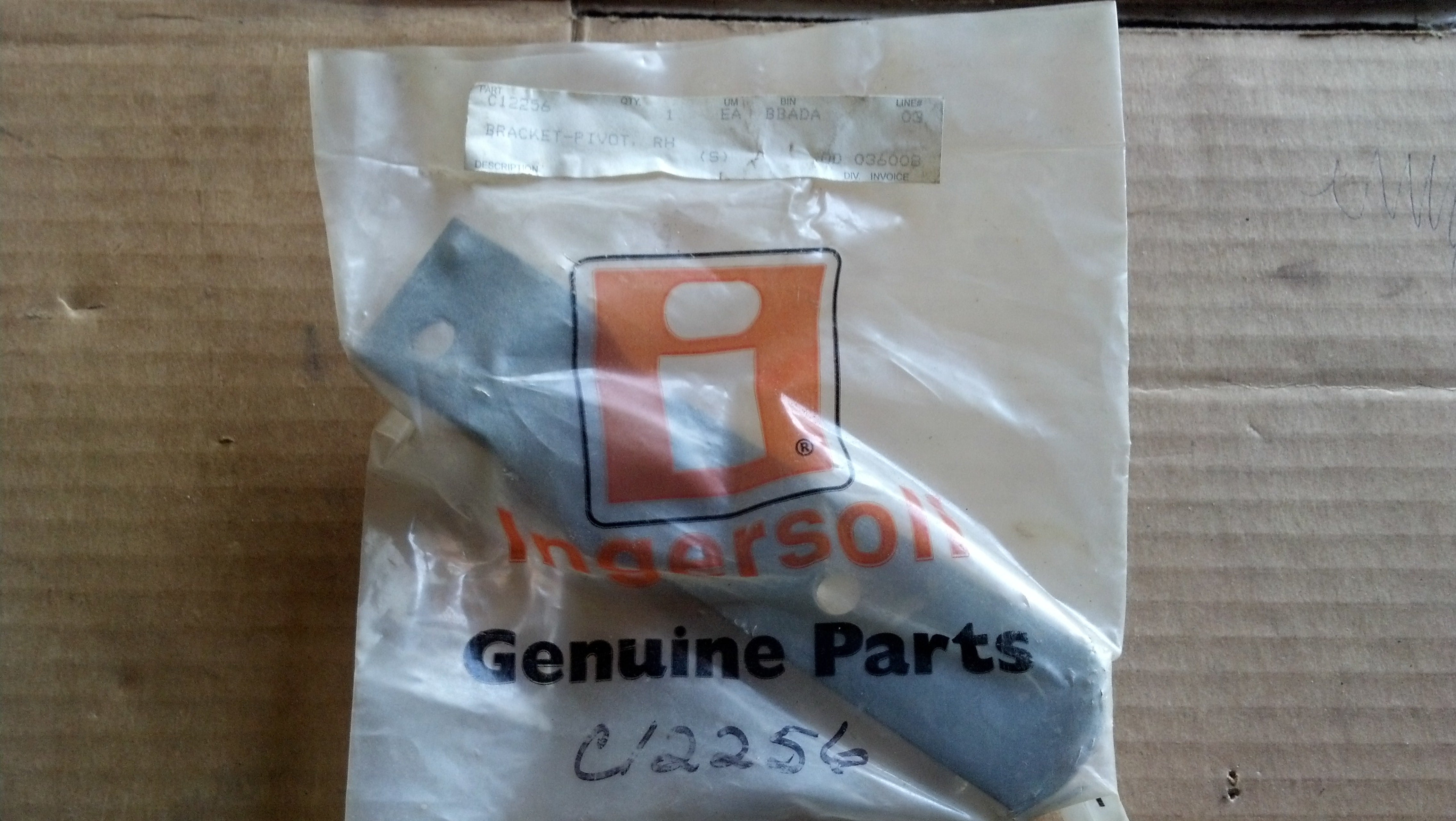 C12256 BRACKET - PIVOT, RH