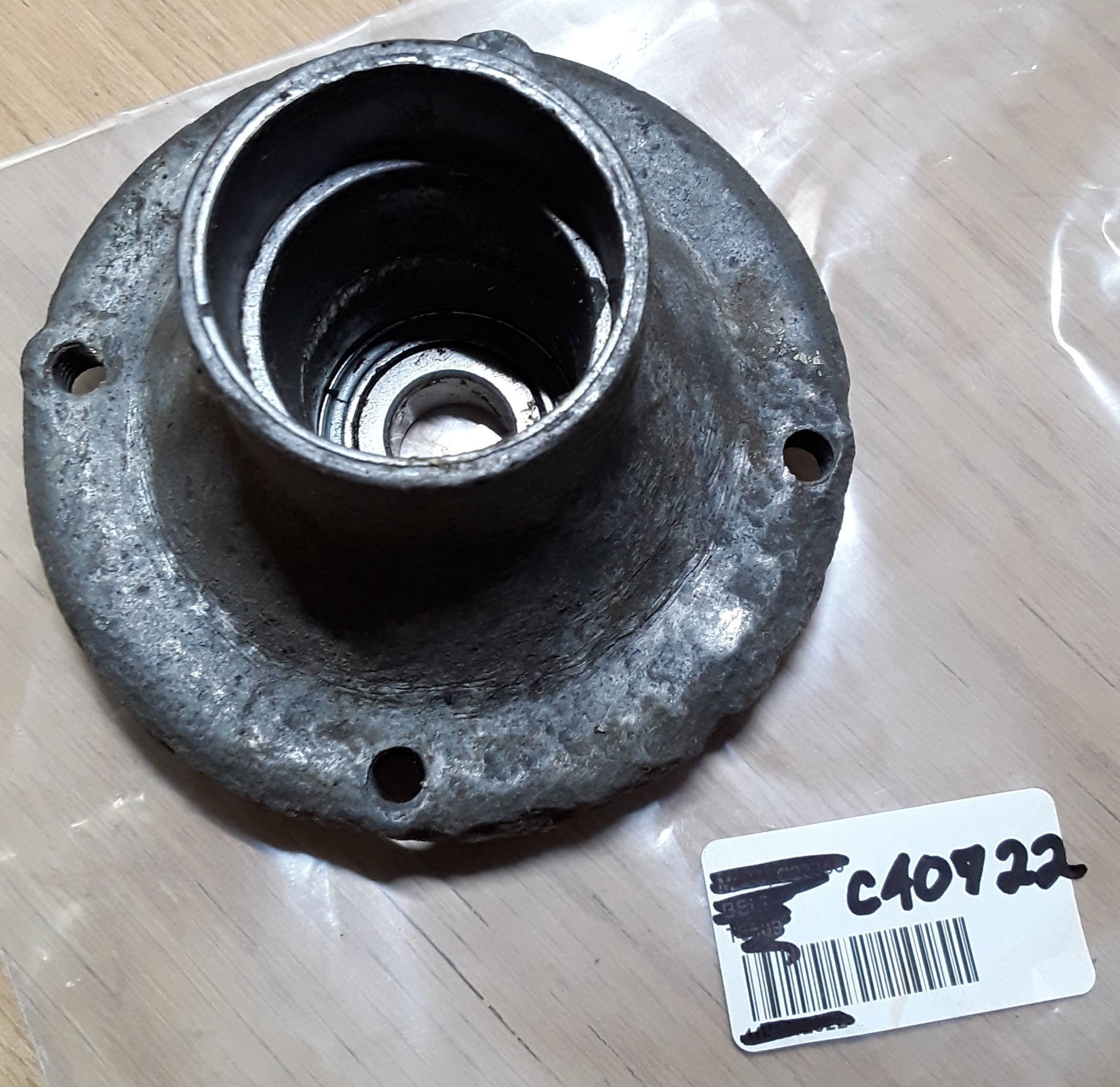 C40722 * USED * HUB HOUSING - MOWER DECK C48558