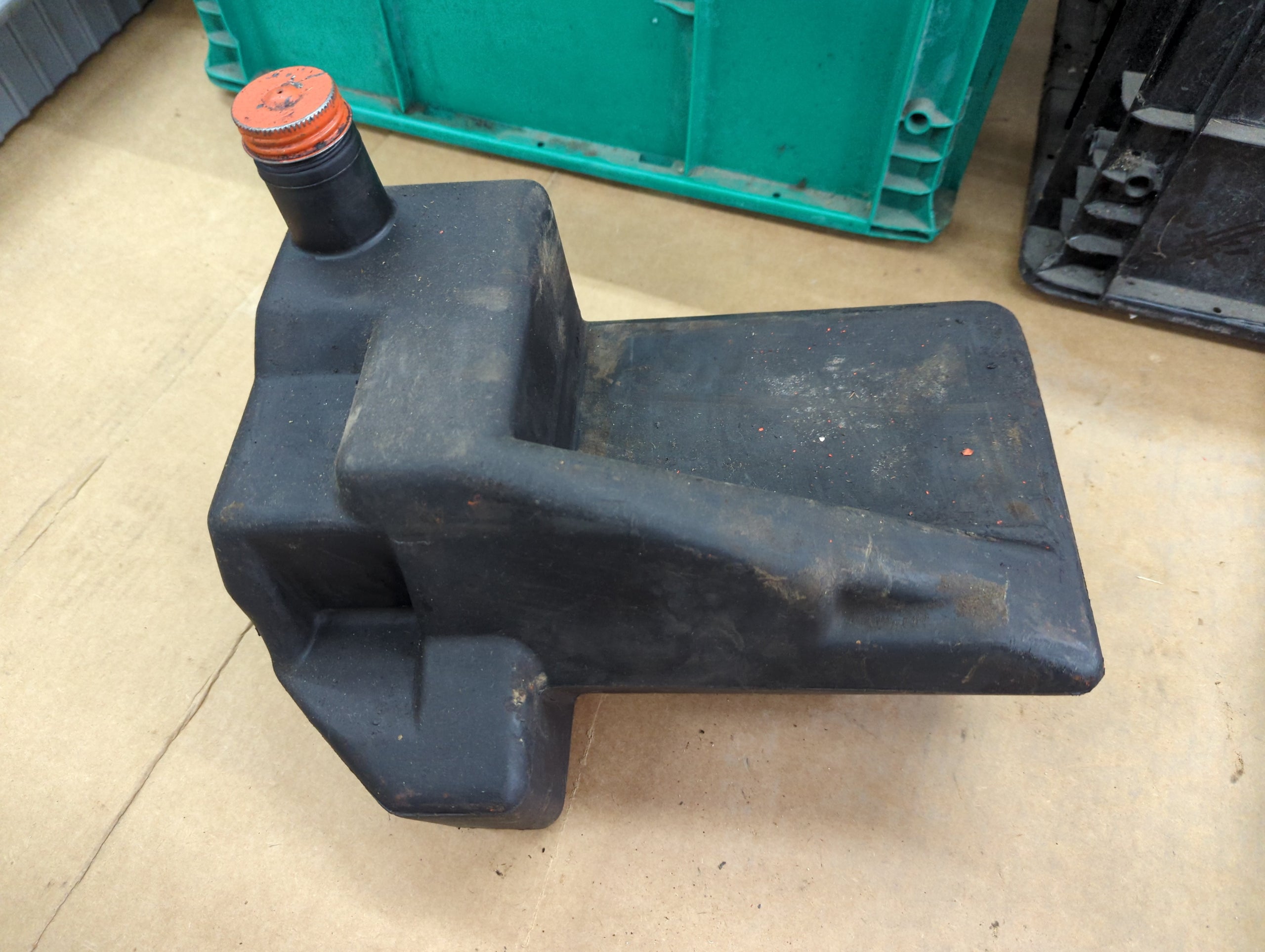 C33177 USED OIL RESERVOIR 220/444 C29638